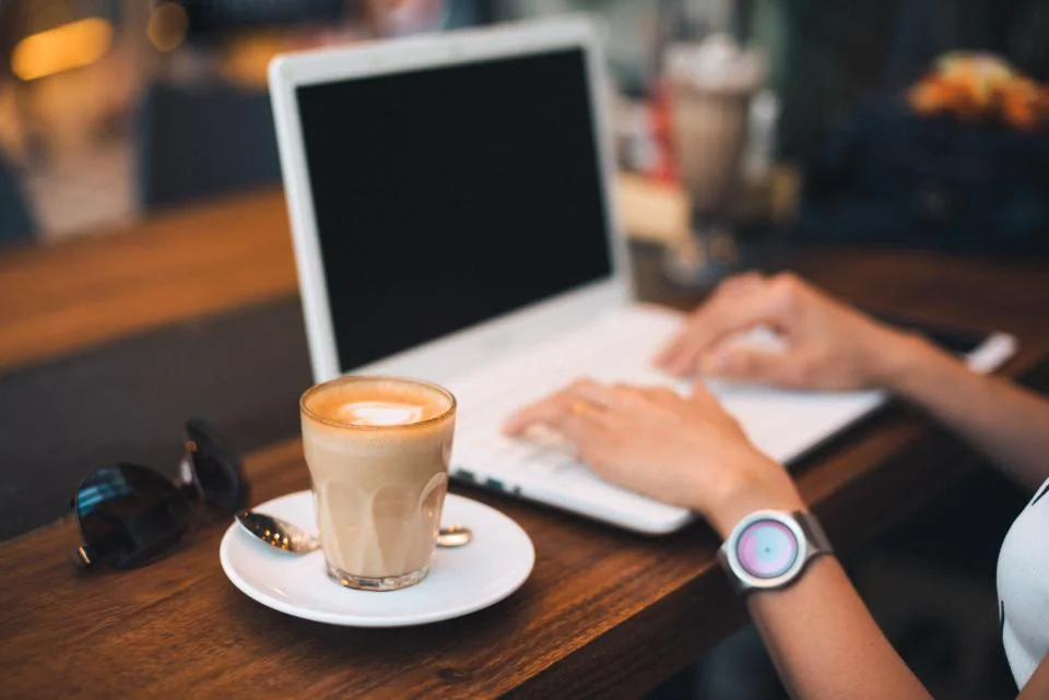 Arbeiten am Laptop im Café
