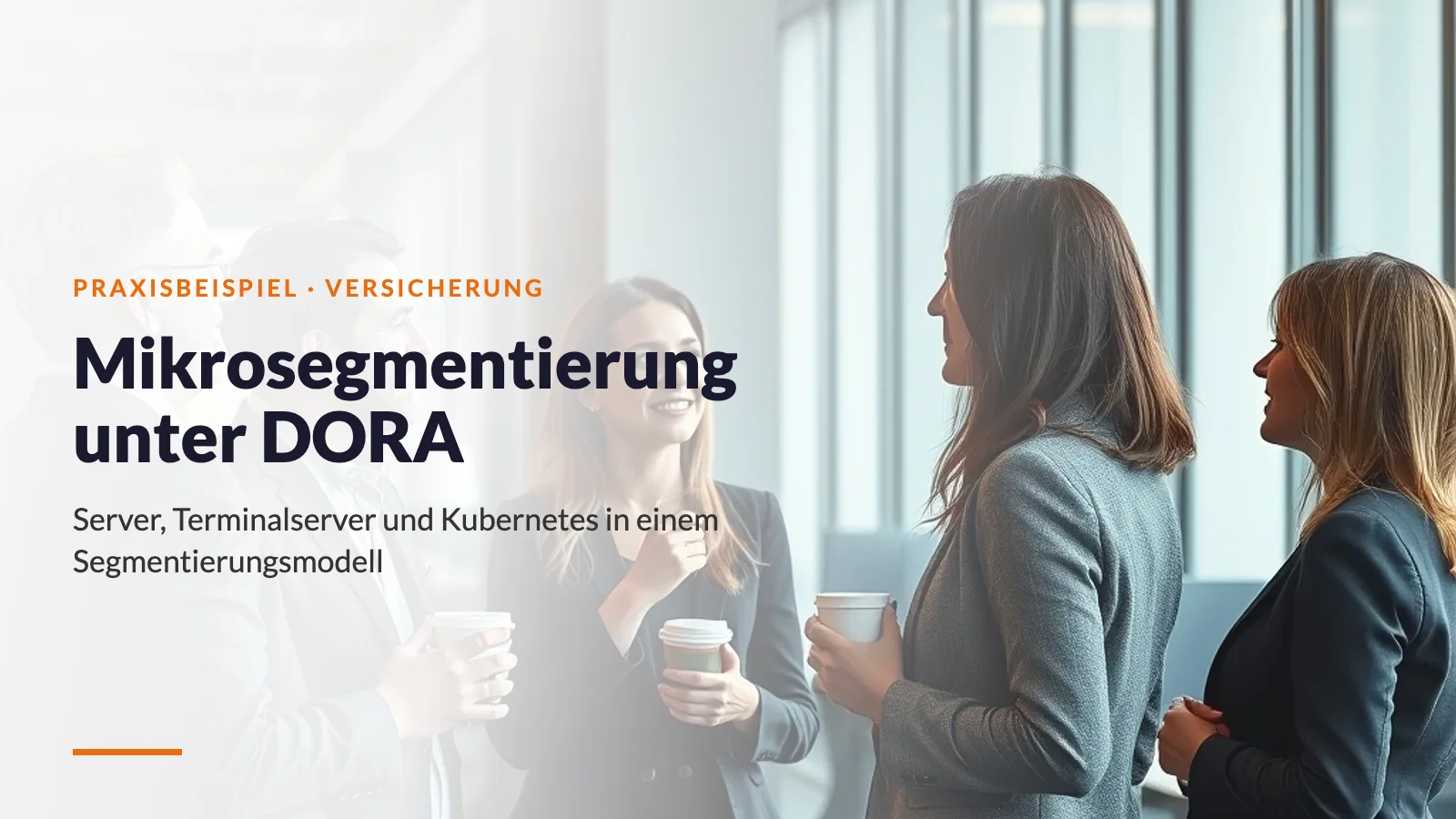 Kollegengruppe im Gespräch an der Kaffee-Ecke eines Versicherungsbüros